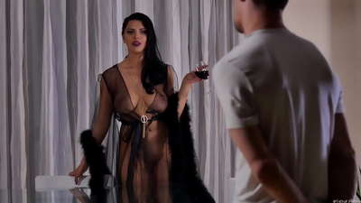 Шлут Кира Малика ҳамсояашро ба чой даъват кард ва ӯро дар сари дастархони хӯрокхӯрӣ зад