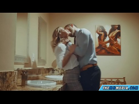 ❤️ Вақте ки як малламуй busty шумо дар як ҳоҷатхона ҷамъиятӣ seduces ❤️❌ Синси босифат дар мо ❤